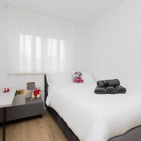 Luxury With Free Parking&terrace Апартаменты *